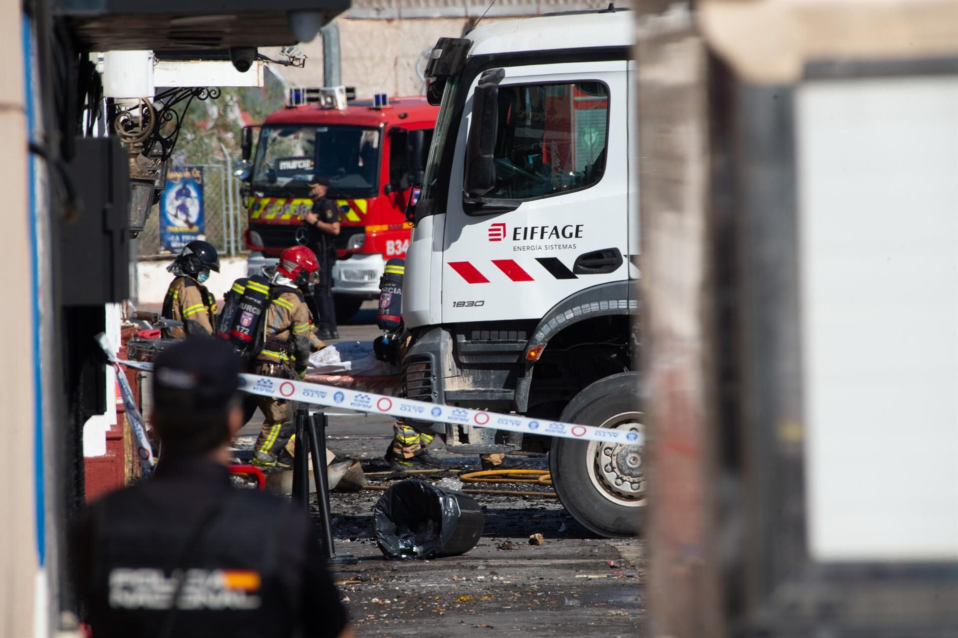 Bomberos de Murcia trabajan frente al Teatre, en la zona de ocio de Las Atalayas, donde ocurrió el incendio, a 2 de octubre de 2023, en Murcia, Región de Murcia (España)