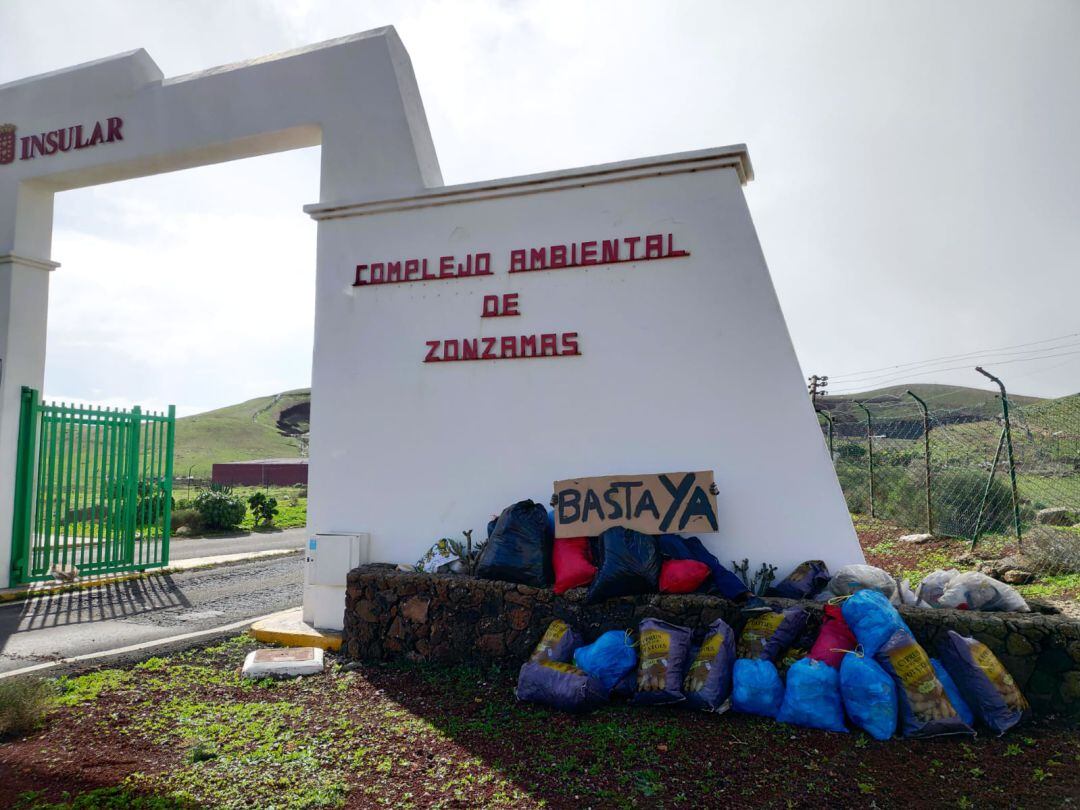 Recogida de basura este domingo en las inmediaciones del Complejo Ambiental de Zonzamas.