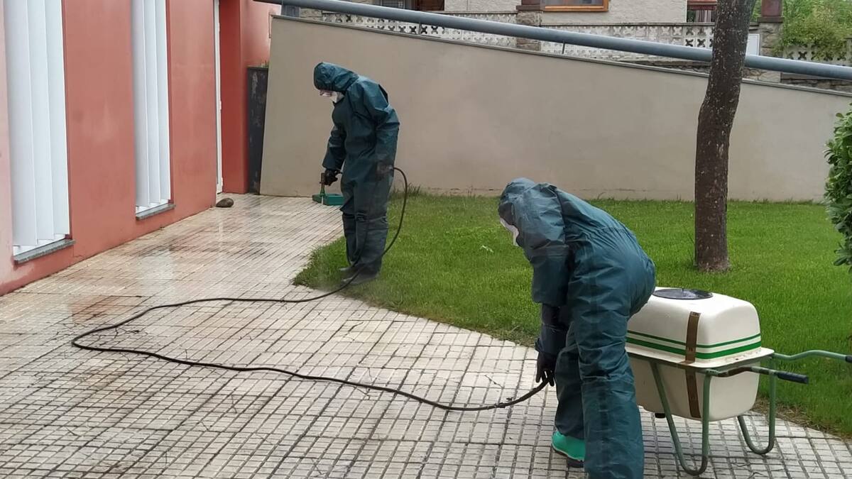 Efectivos de la UME desinfectan la residencia de Graus