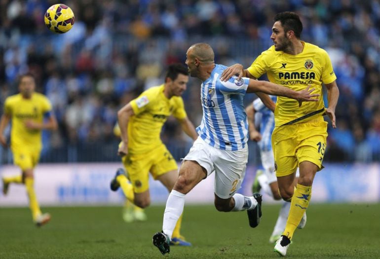 Nordin Amrabat lucha un balón con Víctor Ruiz en el Málaga - Villarreal de la temporada pasada