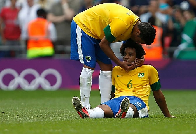 Marcelo es consolado después de perder la final olímpica ante México