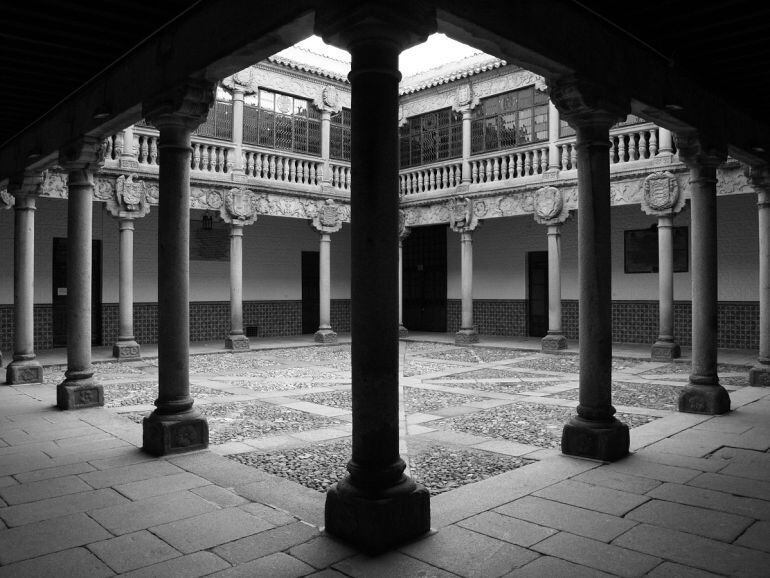 Imagen del patio de columnas de la antigua Academia de Intendencia de Ávila, lugar en el que trabajan los afectados