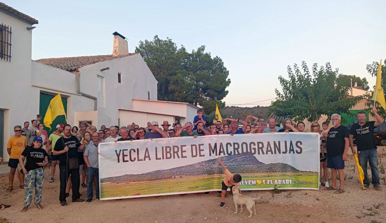 Vecinos de Yecla durante una concentracíon contra las macrogranjas