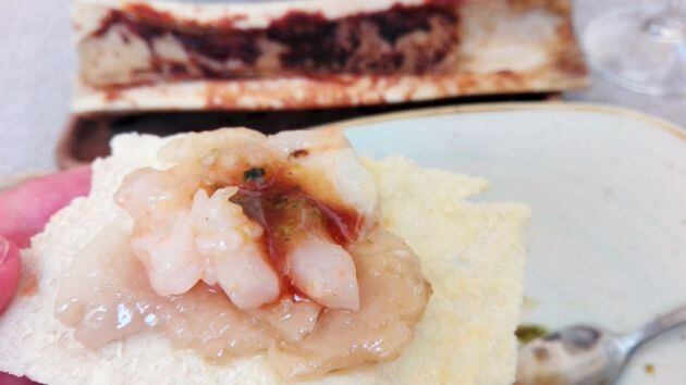 Tartar de gambas y tuétano asado en tostadita de pan de carasau