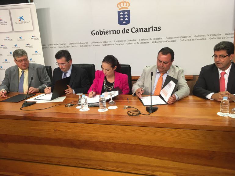 La vicepresidenta del Gobierno de Canarias, Patricia Hernández; el presidente de la Fecam, Manuel Plasencia; el director territorial de CaixaBank, Juan Ramón Fuertes, y el presidente de Fundación CajaCanarias, Alberto Delgado.