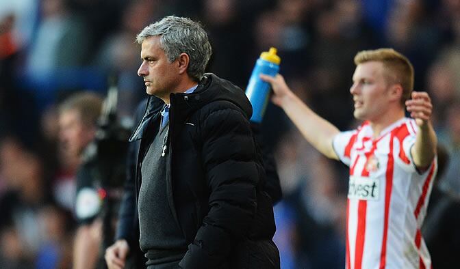 Mourinho mira desde la banda a los suyos en el partido ante el Sunderland