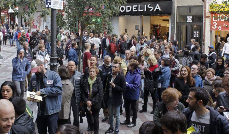 Espectadores frente al cine Acteón de la calle Montera.