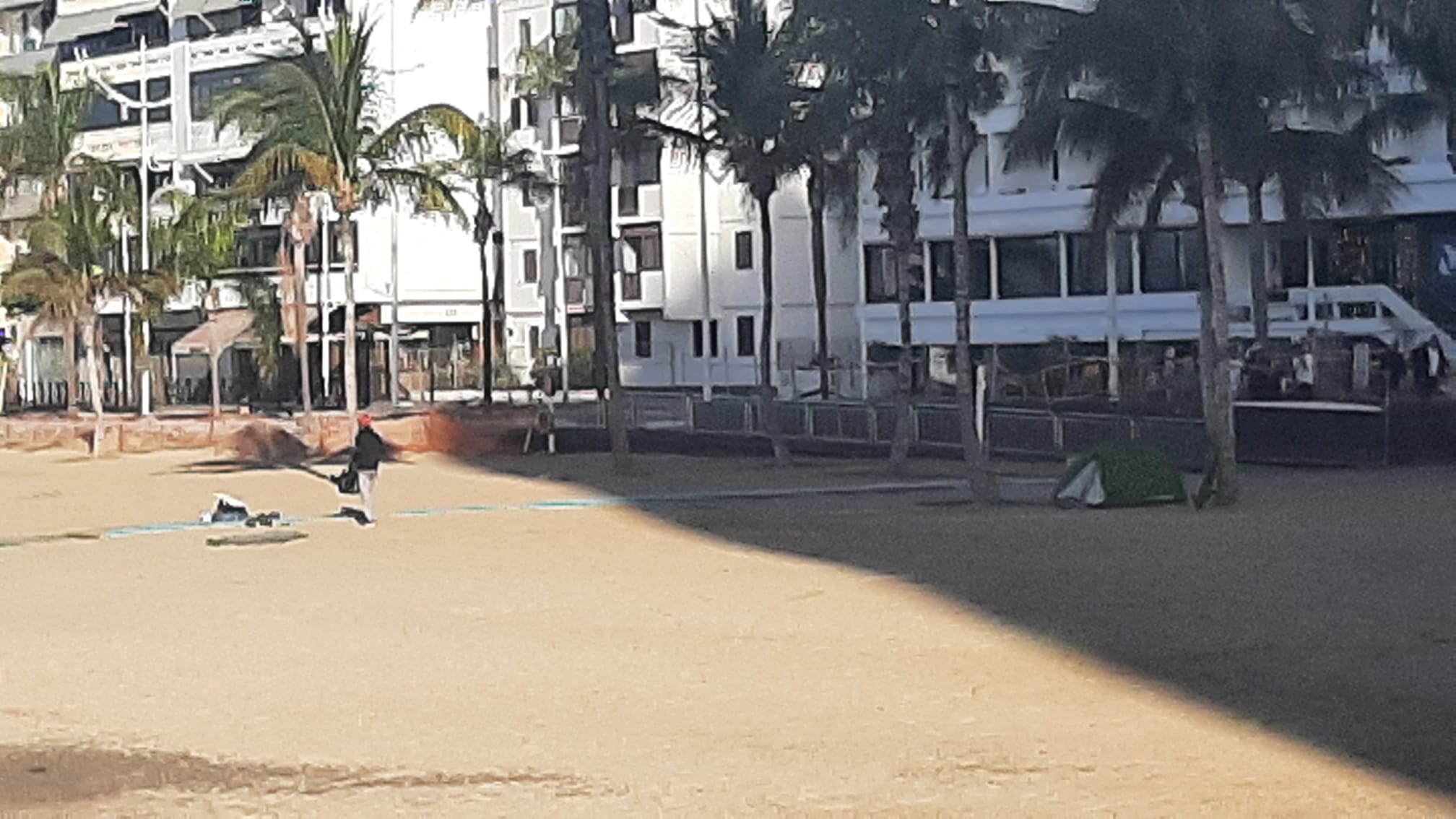 El &quot;campista del Reducto&quot;, en Arrecife de Lanzarote, sacando los objetos de la caseta instalada en la playa.