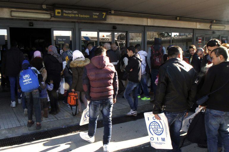 Fotografía facilitada por el Ministerio del Interior de la llegada de 198 refugiados procedentes de Grecia este miércoles al aeropuerto de Madrid, el grupo más grande desde el inicio del proceso de reubicación, ya son 898 los acogidos por España en cumpli