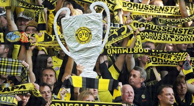 Los aficionados del Borussia sostienen una réplica de la Champions en el partido del domingo ante el Bayern que acabó con empate a uno.