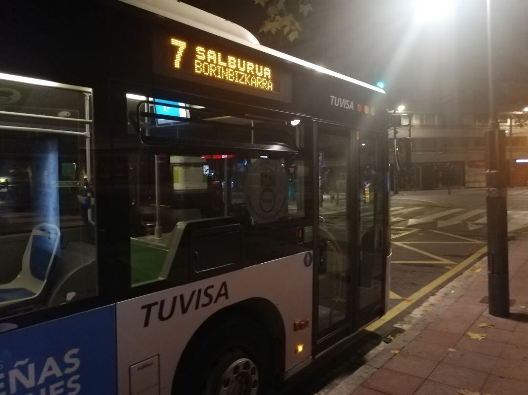 El autobús de la línea 7 llegando a la parada de El Corte Inglés 