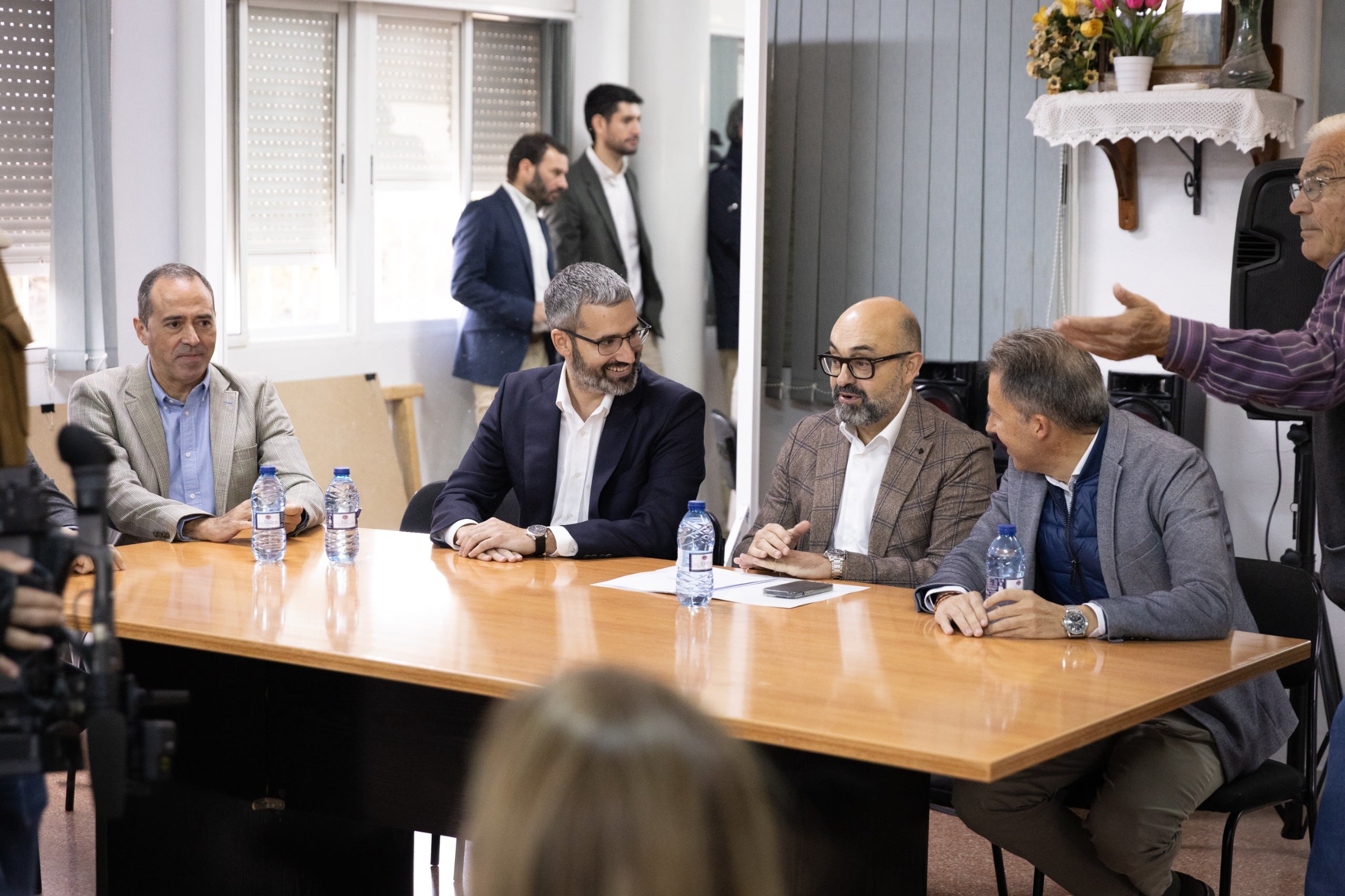 Francisco Lucas, Delegado del Gobierno en la Región de Murcia, Luis Pedro Marco de La Peña, director de ADIF y el alcalde de Lorca, Fulgencio Gil con los vecinos de Torrecilla y Campillo