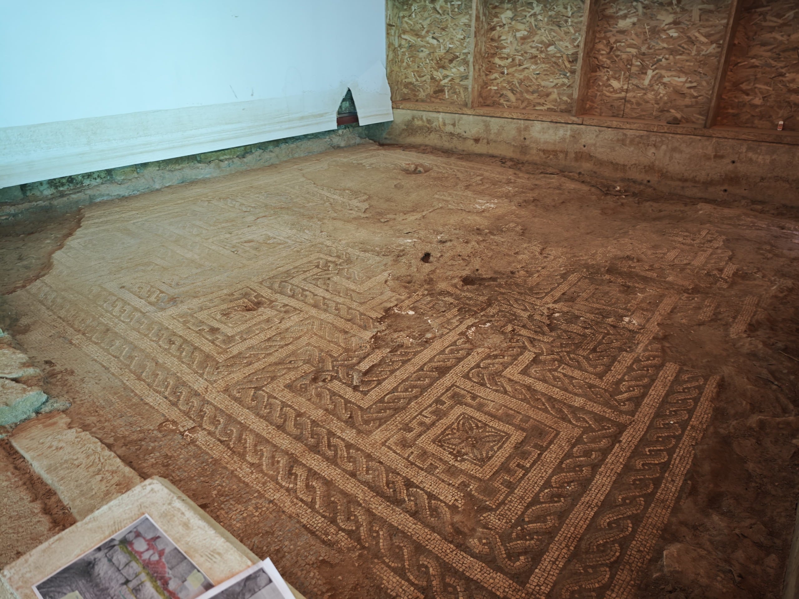 Los mosaicos romanos de La Malena resurgen del lodo en Azuara
