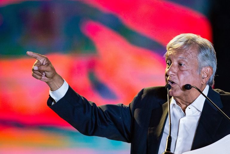 El candidato presidencial de la izquierda mejicana, Lopez Obrador, en su ultimo mitin electoral antes de los comicios del domingo.