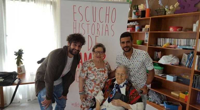 Dos de los responsables de &#039;De tu corazón a mi libro&#039; escuchando las historias de amor de los mayores