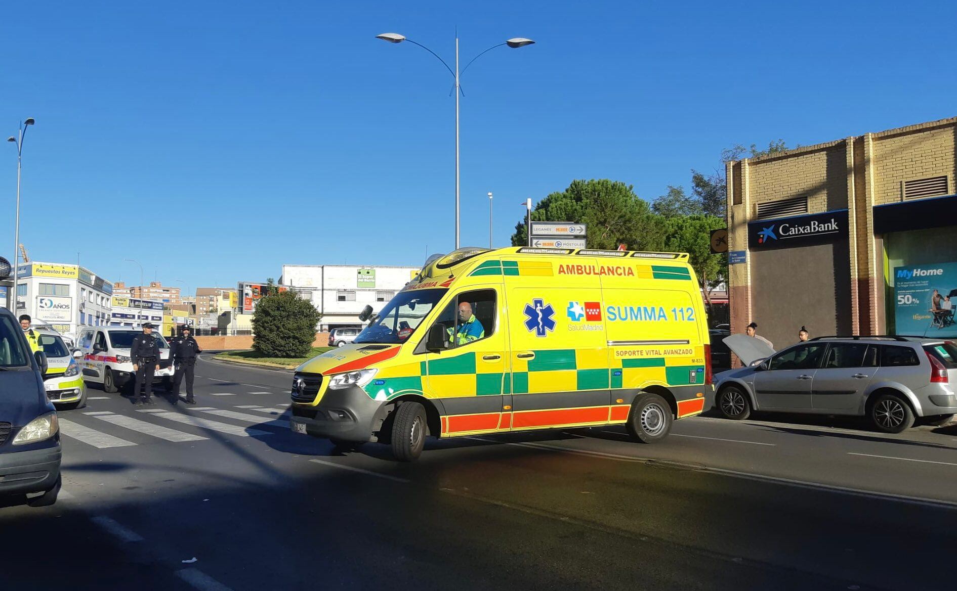 Una de las ambulancias en un lugar del atropello