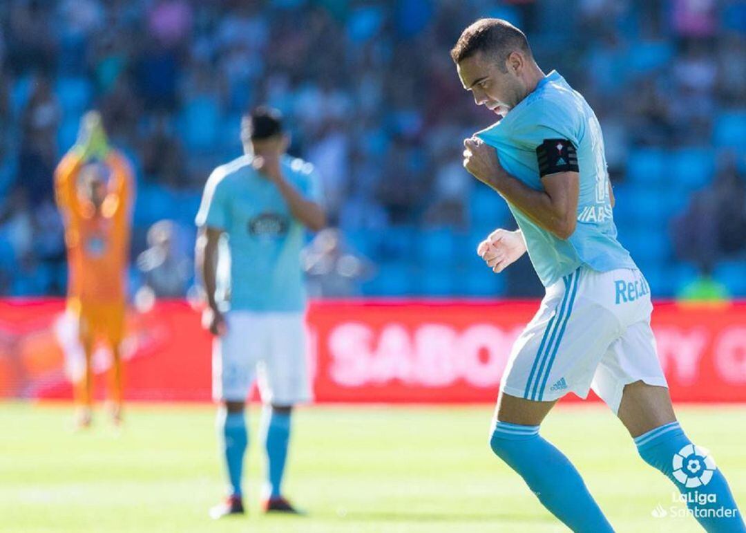 Iago Aspas besa el escudo del Celta después de marcar un gol