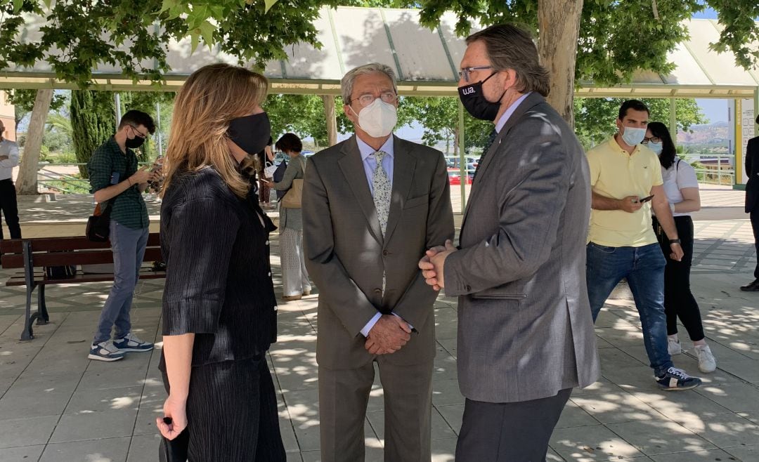 La presidenta de la Agencia Andaluza del Conocimiento, Rosa María Ríos, el consejero de Universidades, Rogelio Velasco (centro) y el rector de la Universidad de Jaén, Juan Gómez (a la derecha de la foto) en el campus de la UJA.