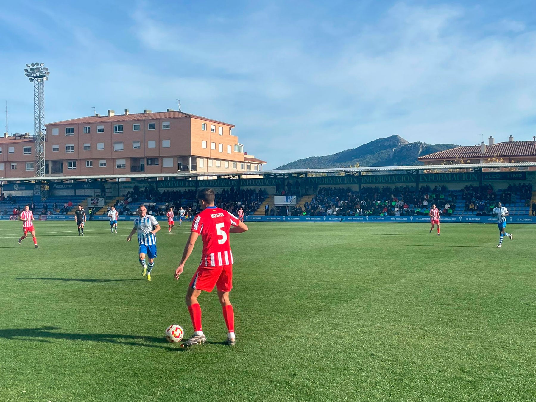 Imagen del partido entre el Alcoyano y At. Madrid B en el campo del Collao