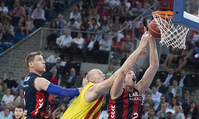 El argentino de Laboral Kutxa Andres Nocioni entra a canasta junto a su compañero Tibor Pleiss