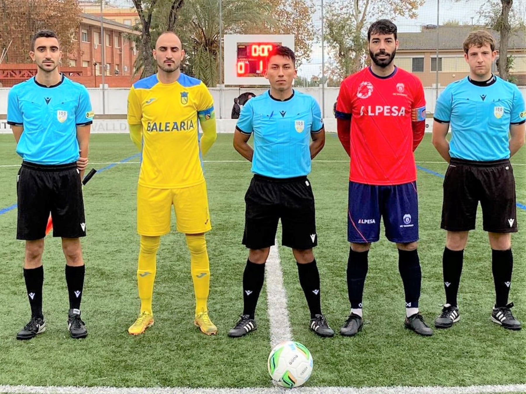 Capitanes del Tavernes y Dénia con los colegiados.