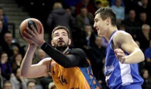 VAL01 KLAIPEDA (LITUANIA), 13/11/2014.- El jugador del Valencia Basket, Bojan Dubljevic (i) trata de encestar ante la presencia de Simas Galdikas (d) del Neptunas Klaipeda durante el partido correspondiente al grupo D de la Euroliga disputado en Klaipeda, Lituania hoy 13 de noviembre de 2014. EFE/Valda Kalnina