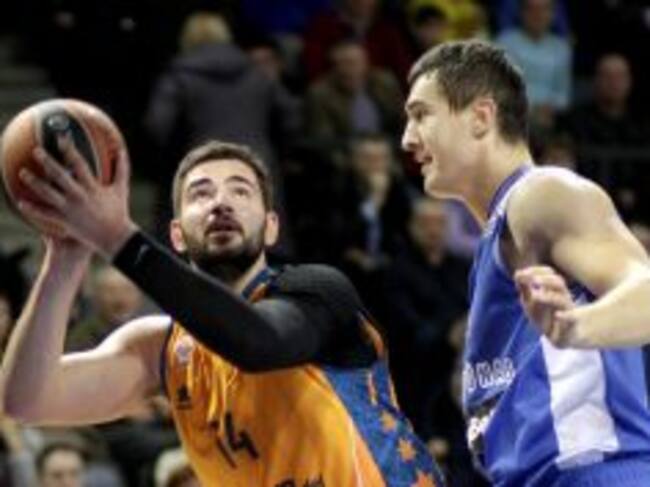 VAL01 KLAIPEDA (LITUANIA), 13/11/2014.- El jugador del Valencia Basket, Bojan Dubljevic (i) trata de encestar ante la presencia de Simas Galdikas (d) del Neptunas Klaipeda durante el partido correspondiente al grupo D de la Euroliga disputado en Klaipeda, Lituania hoy 13 de noviembre de 2014. EFE/Valda Kalnina