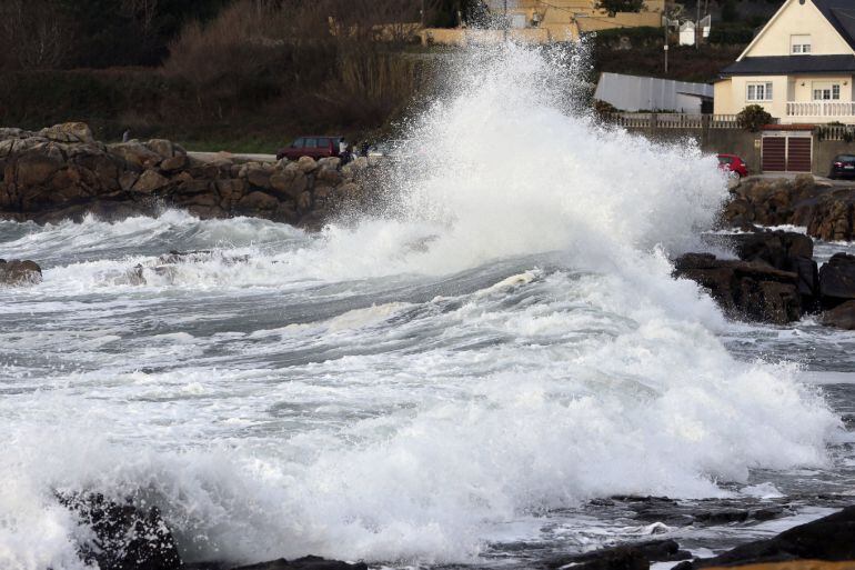 Las olas rompen contra los muros del municipio pontevedrés de A Guarda