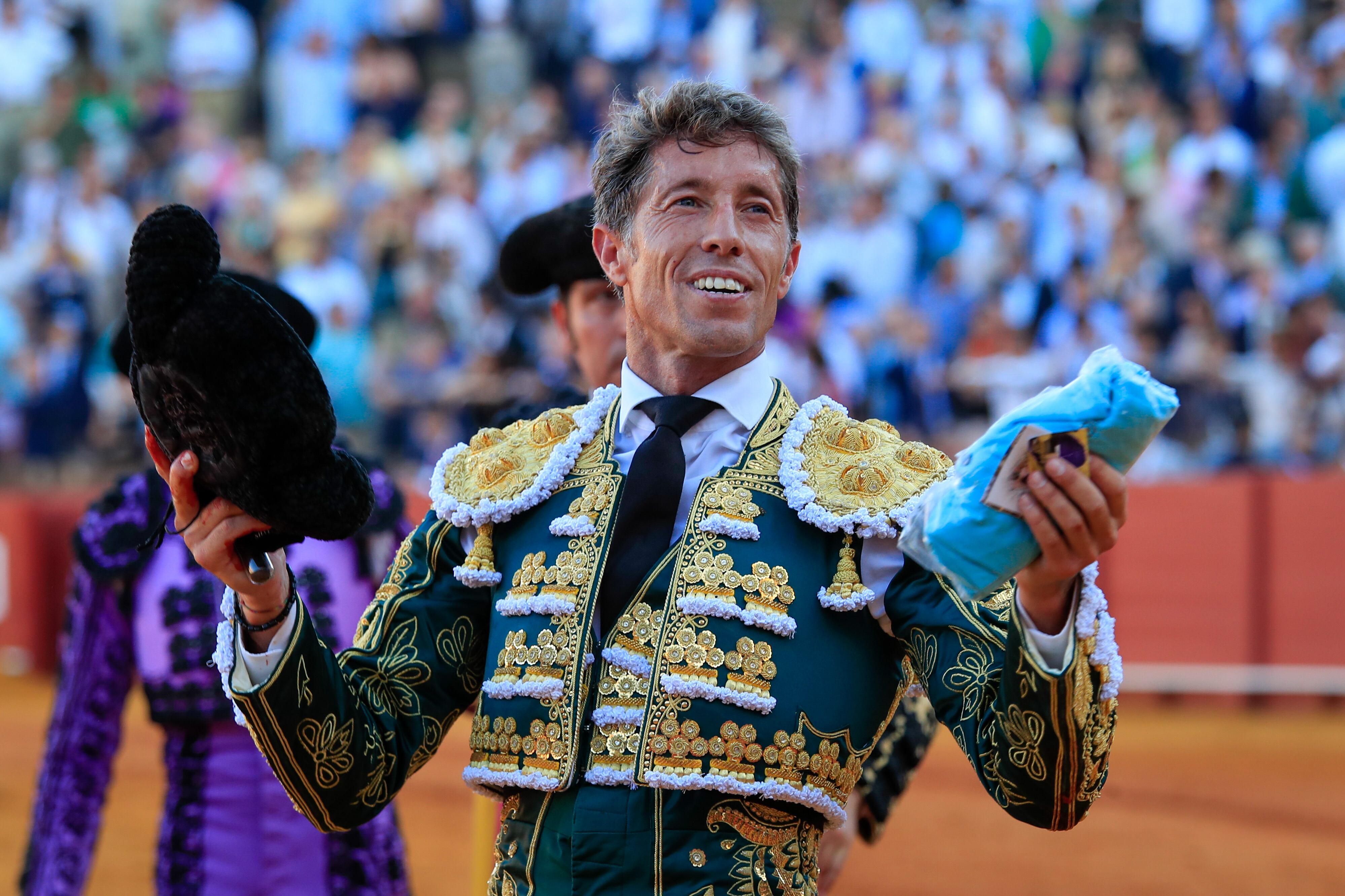 SEVILLA, 01/05/2023,- El diestro Manuel Escribano da la vuelta al ruedo tras cortar una oreja a su segundo toro, de Miura, durante la decimoquinta corrida de abono de la Feria de Abril esta tarde en la plaza de la Real Maestranza de Sevilla. EFE/ Julio Muñoz
