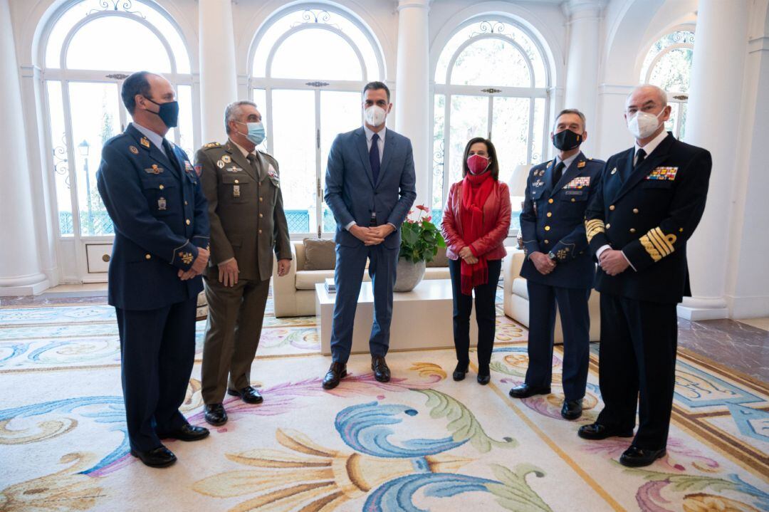 El presidente del Gobierno, Pedro Sánchez, en el Palacio de La Moncloa con la ministra de Defensa, Margarita Robles, el Jefe del Estado Mayor de la Defensa, el General Miguel Ángel Villarroya, y los Jefes de Estado Mayor de los tres Ejércitos.