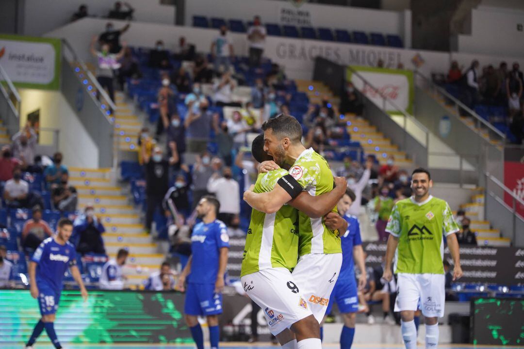 Hígor y Lolo celebran el gol frente al Betis.