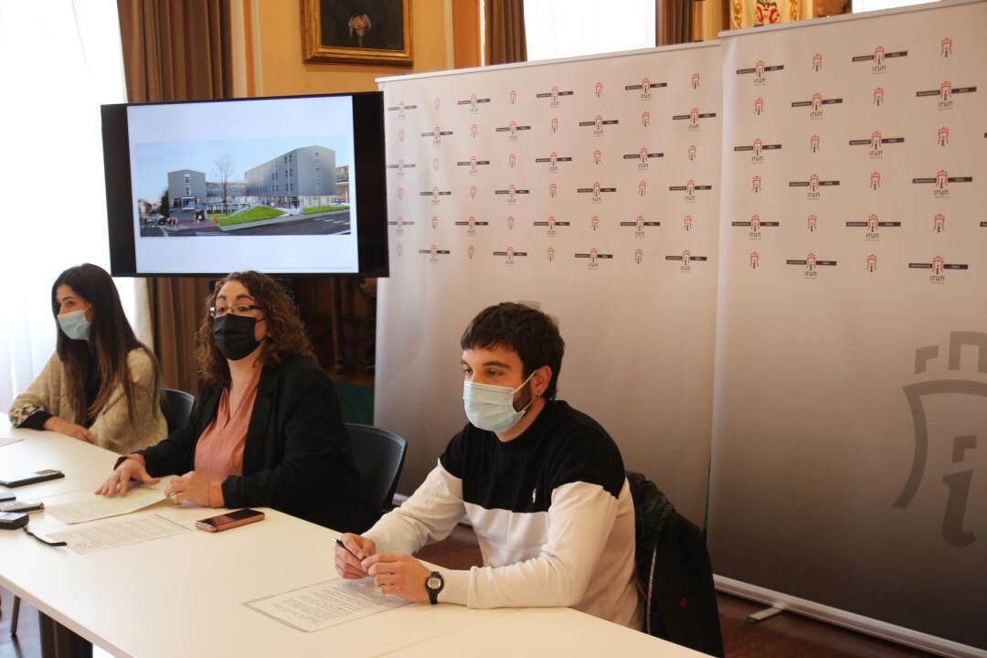 Ane Unanue, Mónica Martínez y David Nuño en la presentación del proceso de participación para definir los usos del edificio de emigración en San Miguel