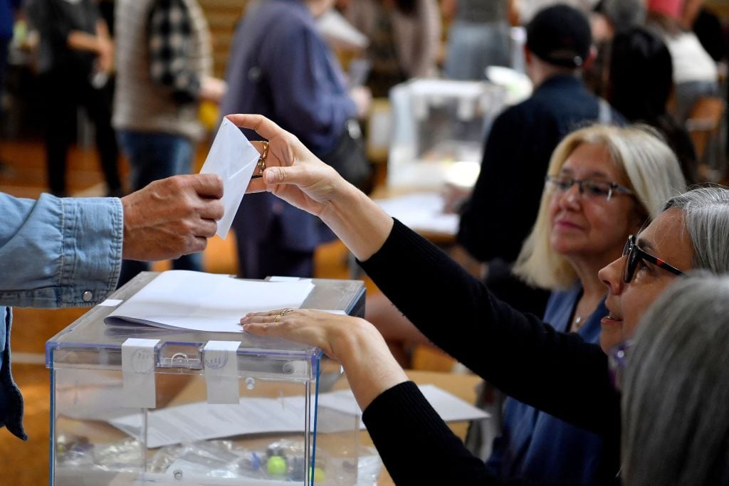 Votación en un colegio electoral de España.