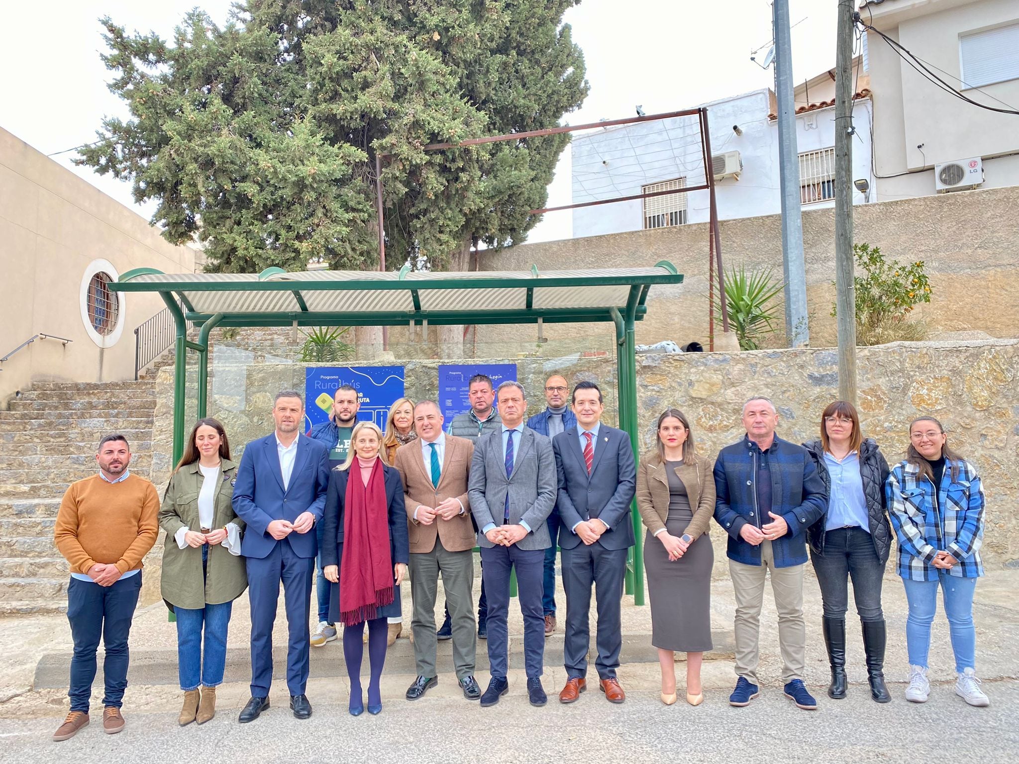 Los consejeros de Presidencia, Portavocía y Acción Exterior, Marcos Ortuño, y de Fomento e Infraestructuras, José Manuel Pancorbo, junto a los alcaldes de Caravaca de la Cruz, Cehegín y Moratalla y alcaldes pedáneos, en la presentación del servicio