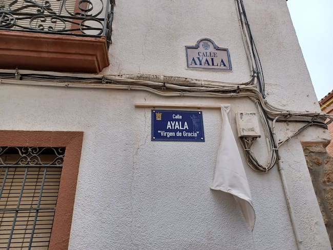 Placa descubierta en calle Ayala 'Virgen de Gracia'.