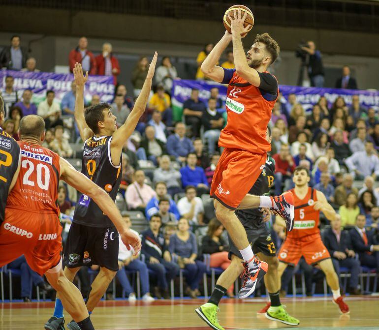 Imagen correspondiente al partido de baloncesto entre los equipos Covirán Granada y Aceitunas Fragata Morón (80-78)