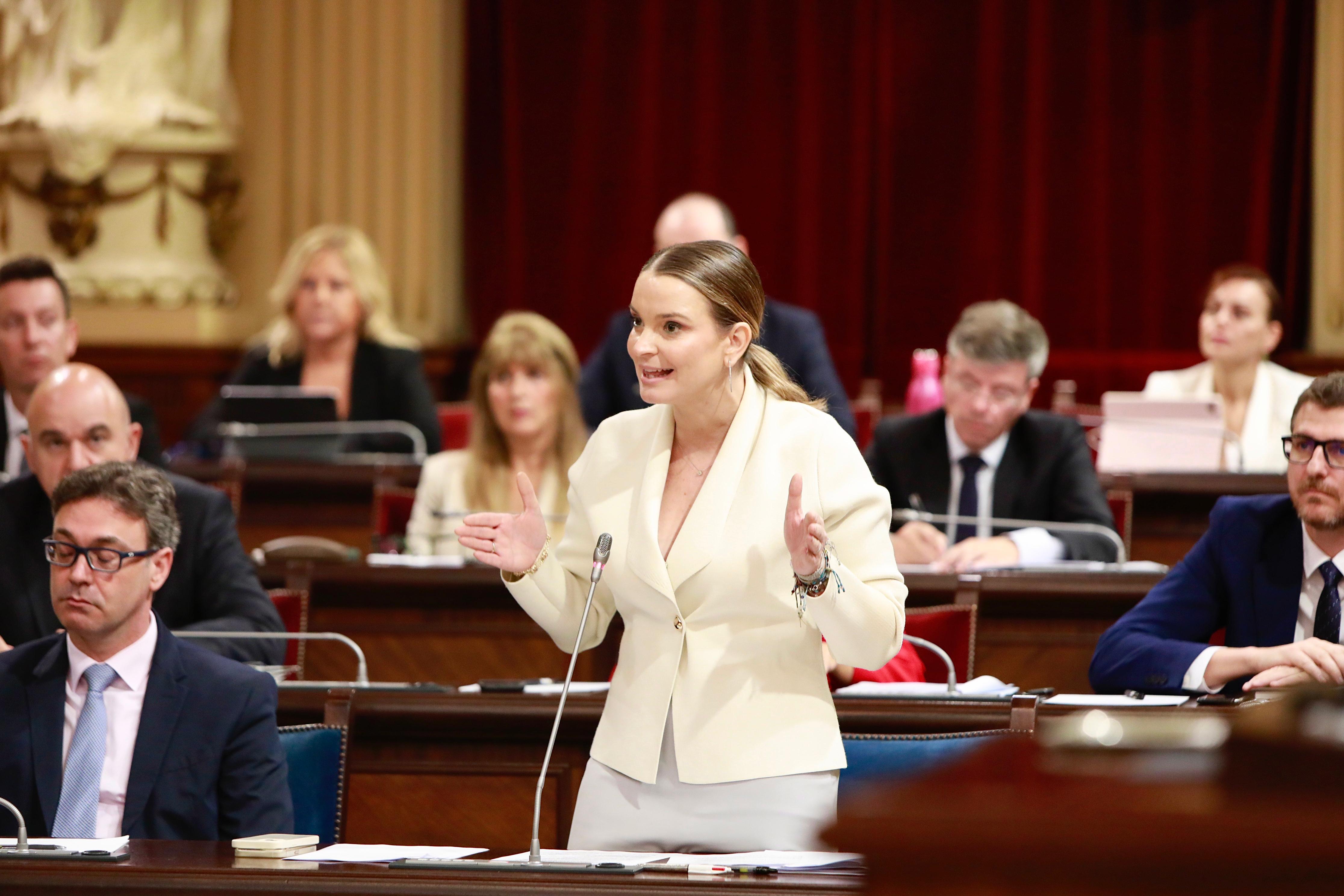 Imagen de Marga Prohens en el pleno del Parlament