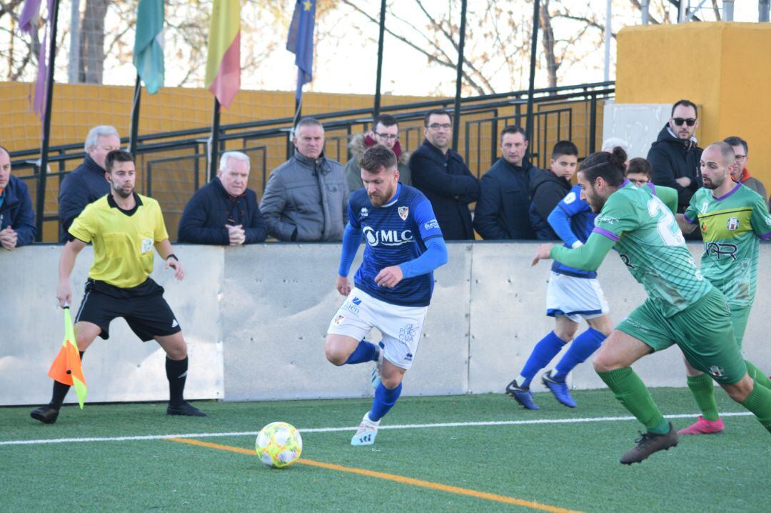 Iván Aguilar intenta controlar el balón ante la oposición de Carlos Jiménez