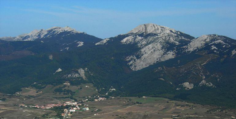 Zalduondo, a las faldas de la cadena montañosa en la que se perdió la peregrina