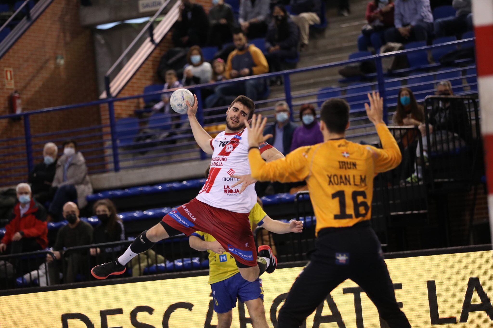 Álex Rubiño intenta batir a Xoan Ledo en el último precedente entre ambos equipos / BM Ciudad de Logroño