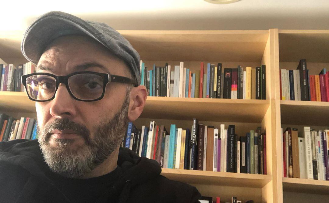 El escritor Miguel Ángel Hernández atiende la llamada de Hoy por hoy desde casa