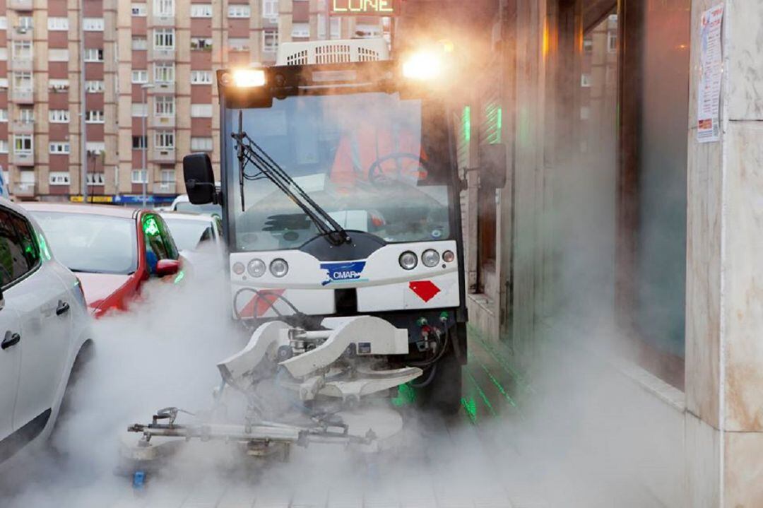 Una máquina de la empresa municipal limpiando las calles de Gijón. 