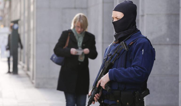 Una agente de la policía belga armada vigila un edificio de la Policía Federal en Bruselas