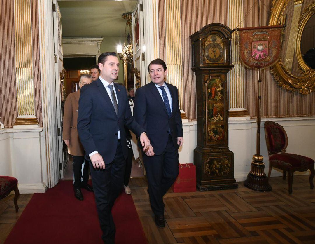 Daniel de la Rosa y Alfonso Fernández Mañueco, durante una visita del presidente de la Junta al Ayuntamiento de Burgos