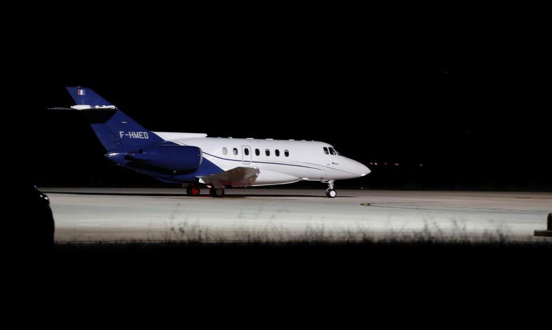 El avión medicalizado que traslada a Argel al líder del Frente Polisario, Brahim Gali, despega del aeropuerto español de Pamplona rumbo a la capital argelina.