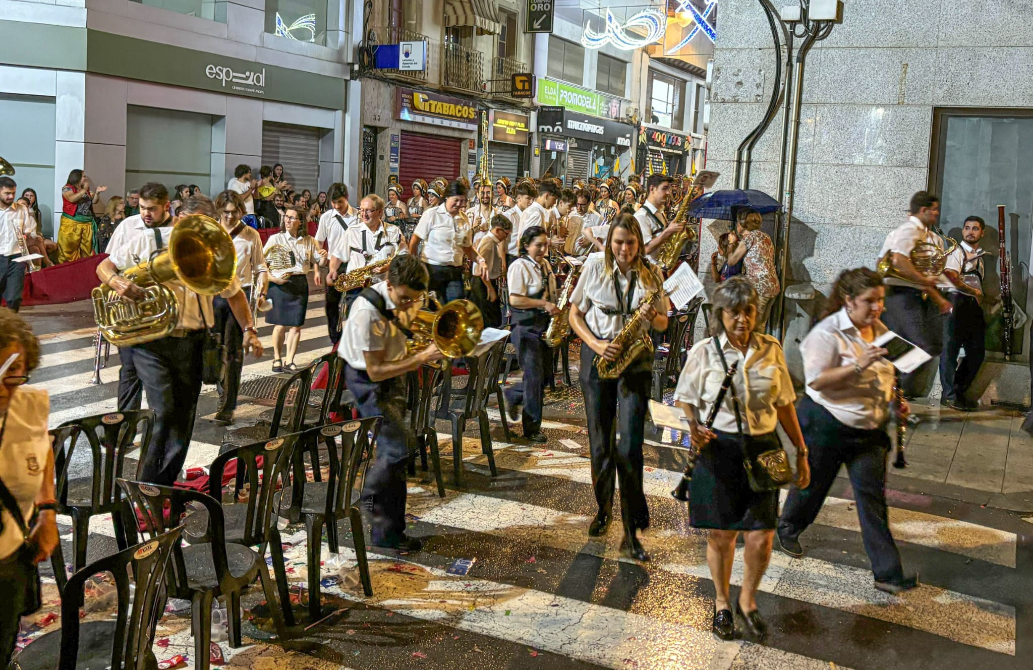 La banda de música, retirándose del desfile cuando ha empezado a diluviar