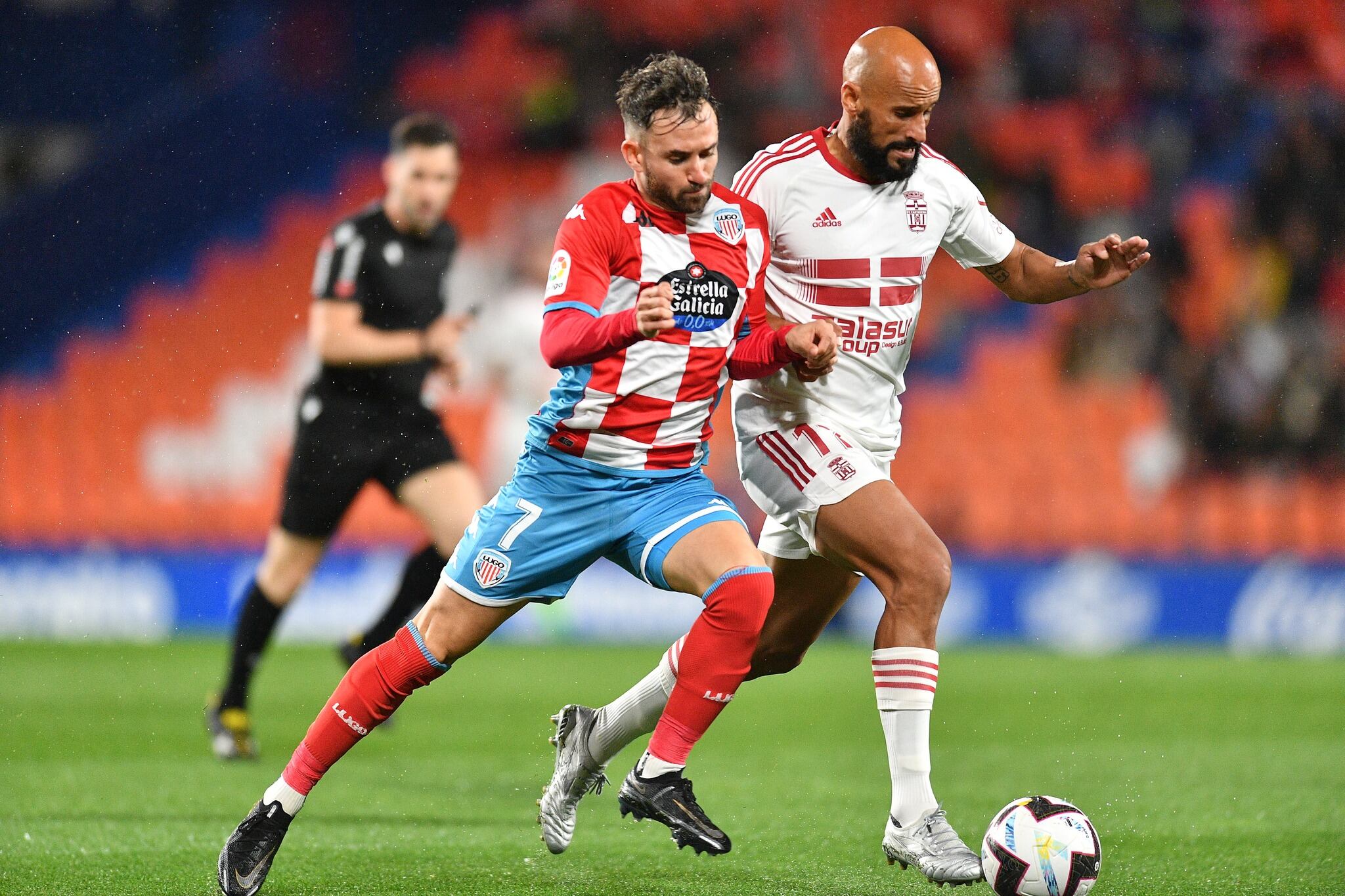 Mikel Rico pugna un balón en el partido de la primera vuelta en el Anxo Carro