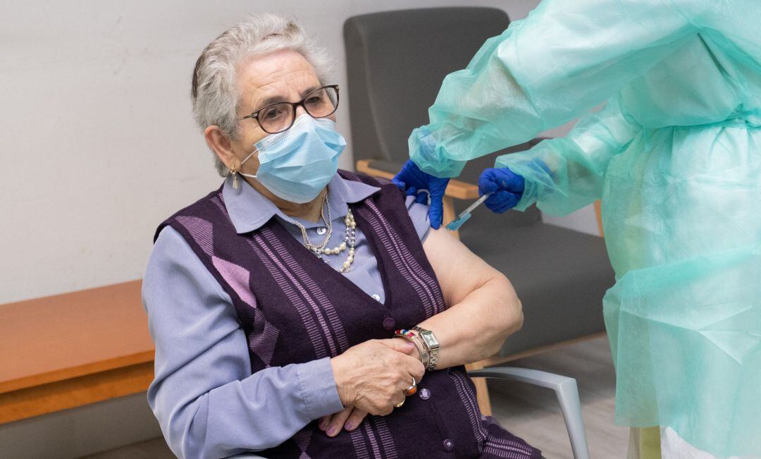 Nieves Cabo, compostelana de 82 años residente del centro Porta do Camiño de Santiago, recibe la segunda dosis de la vacuna de Pfizer-BioNTech.