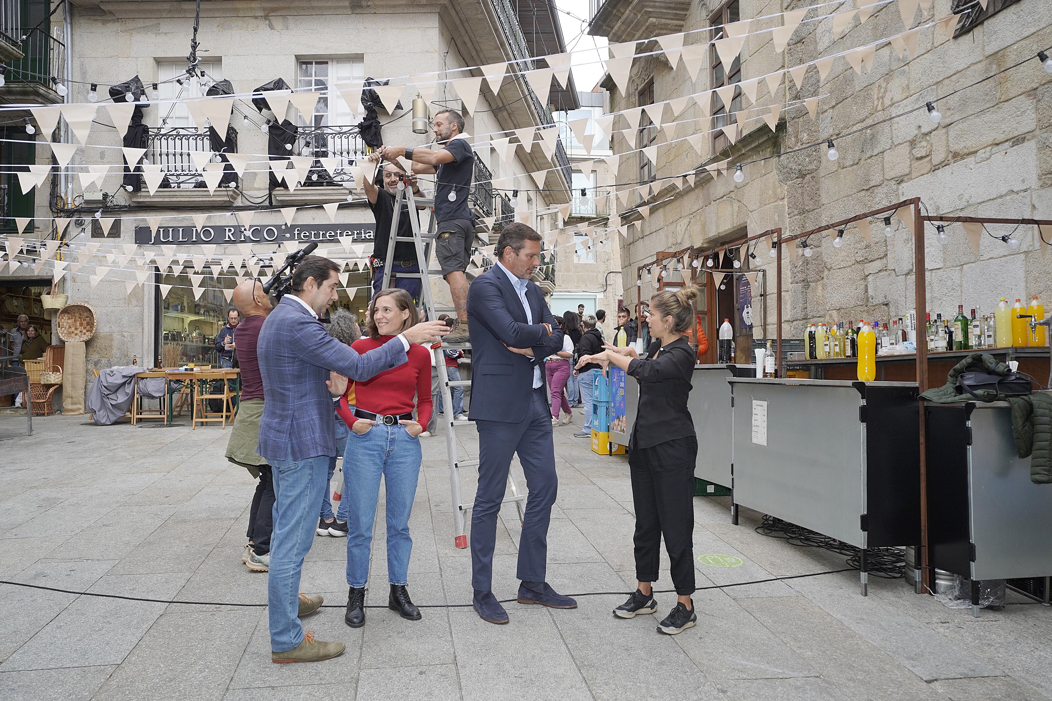 La directora Carla Simón y el equipo de rodaje de &quot;Romería&quot;, acompañadas del conselleiro de Cultura, José López Campos, y el director de AGADIC, Jacobo Sutil