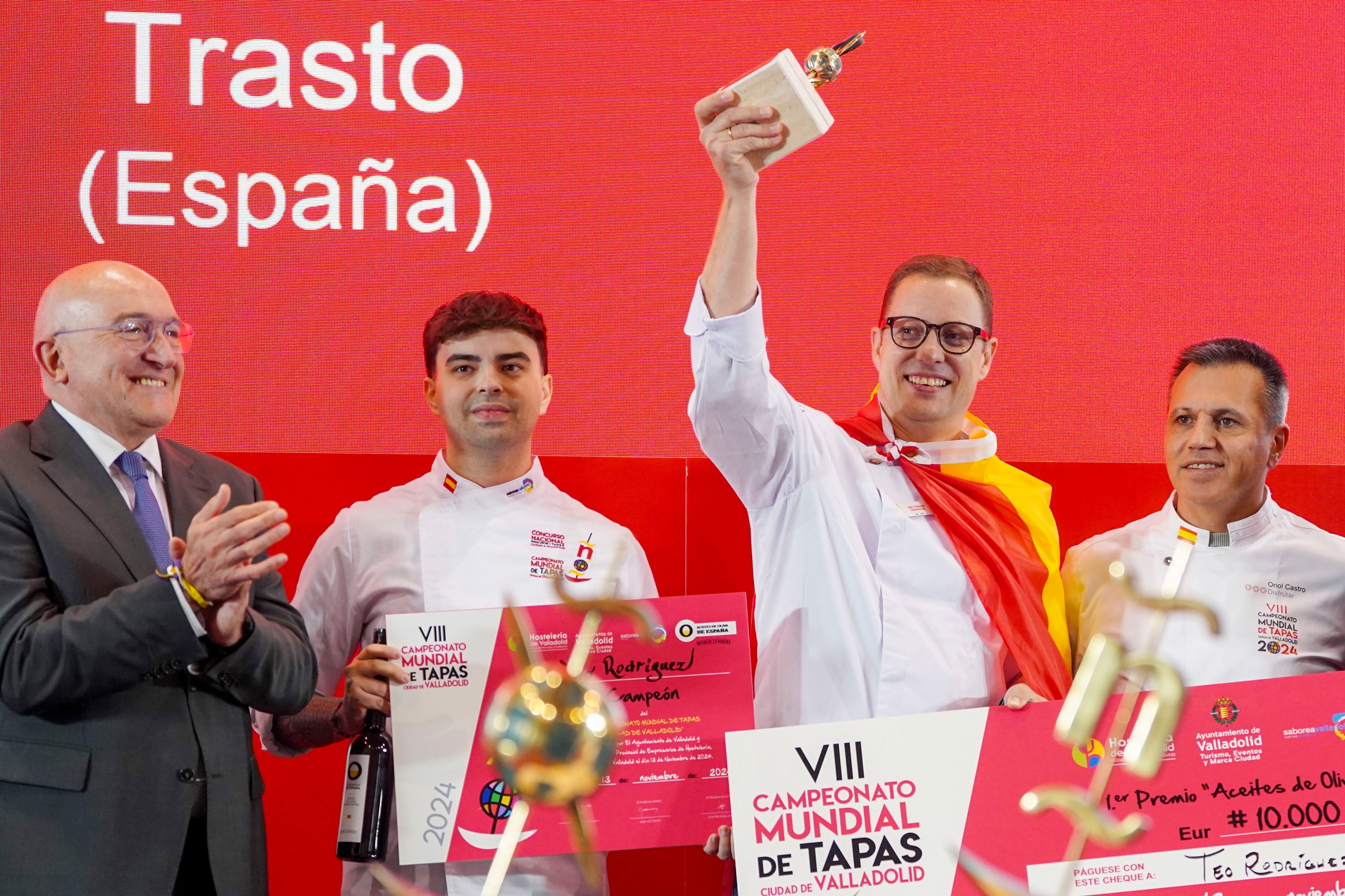 VALLADOLID, 13/11/2024.- El cocinero español Teo Rodríguez (2-d) celebra el primer puesto en la VIII Concurso Mundial de Tapas, que se ha celebrado en Valladolid. EFE/Nacho Gallego
